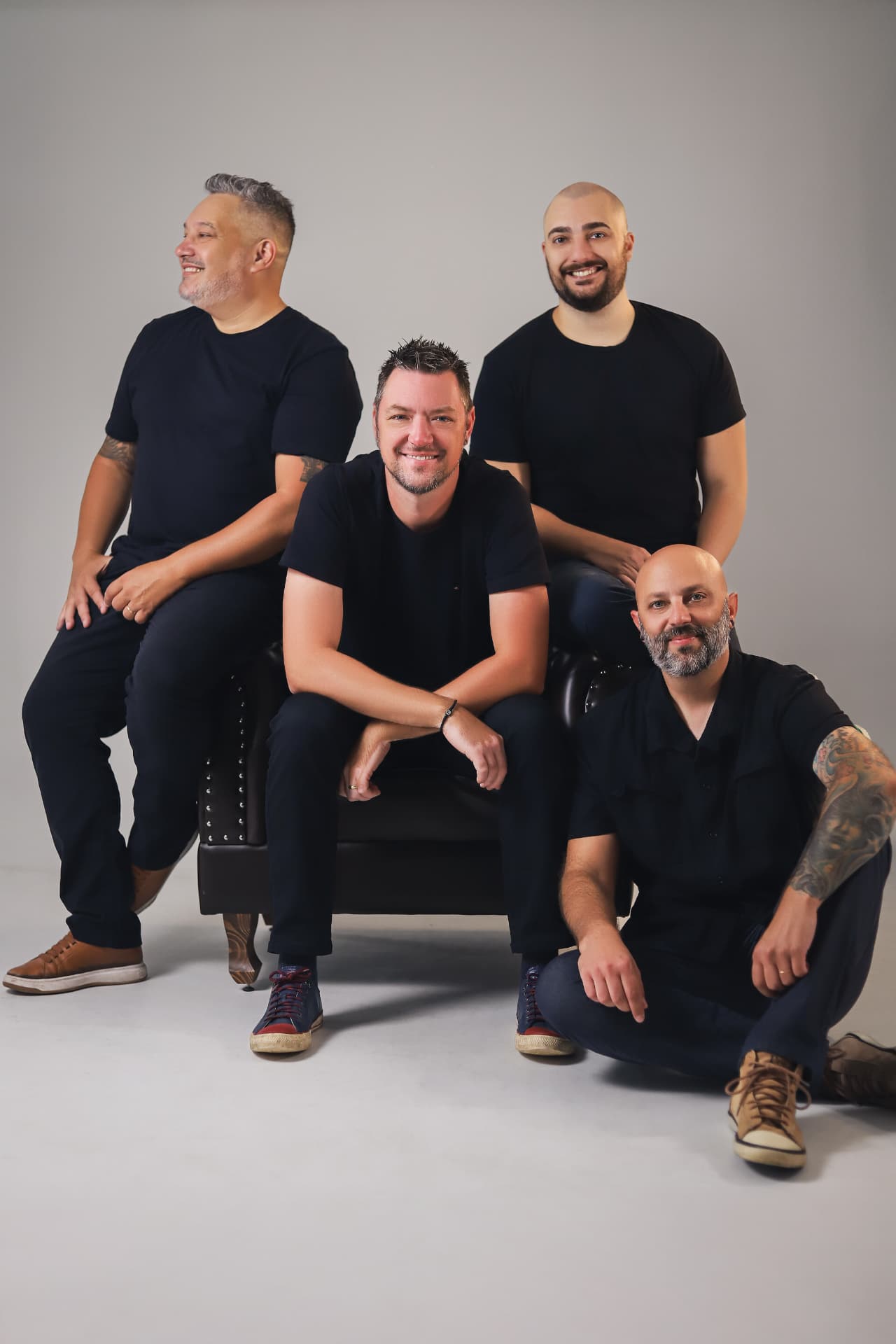 Os quatro músicos da Rumbá em foto de estúdio